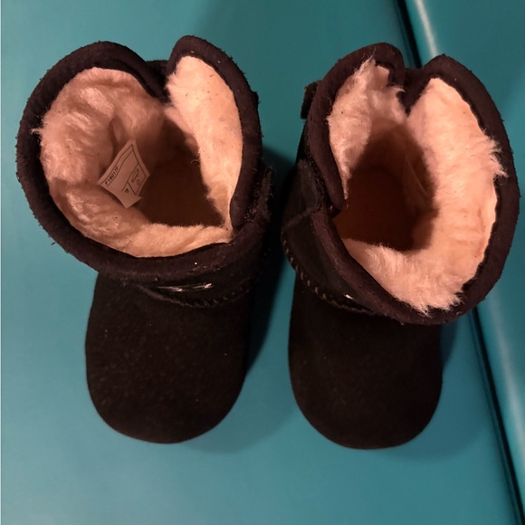 Like New Baby boy or girl Uggs only worn twice 9.5/ 10 condition size 4/5 - Picture 2 of 8